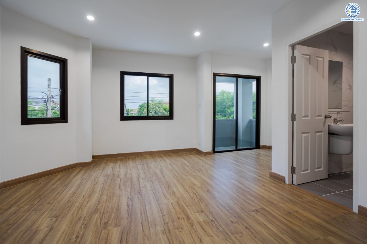 บ้านมือสองตกแต่งใหม่ ม.เศรณีลากูน วัดลาดปลาดุก ตอบโจทย์ทุกการใช้ชีวิต เนื้อที่ 50 ตร.ว. ฟังก์ชัน 3 ห้องนอน 3 ห้องน้ำ ทำเลเดินทางง่าย สะดวกสบายใกล้รถไฟฟ้าสายสีม่วง "สถานีคลองบางไผ่", ทางด่วน "กาญจนาภิเษก" และห้างสรรพสินค้าเซ็นทรัลเวสต์เกต